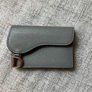 SADDLE FLAP COMPACT ZIPPED CARD HOLDER
Cloud blue